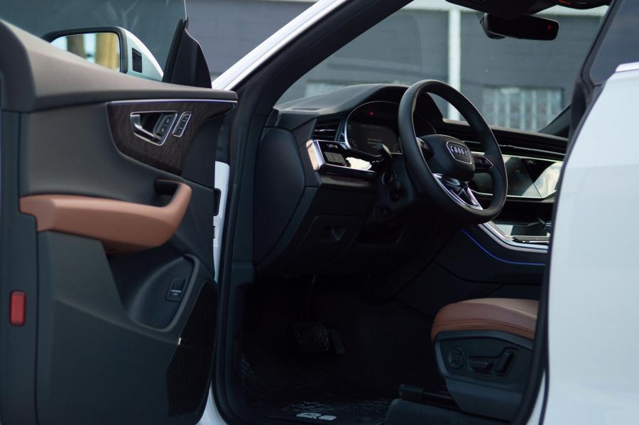Интерьер Audi Q8 55 TFSI Quattro 2018 года  (NA) (фото 12 из 32)